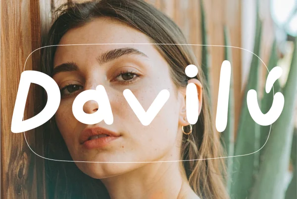 Immagine cover per la brand identity di Davilù: donna di bell'aspetto appoggiata a recinzione. logo sovrapposto.