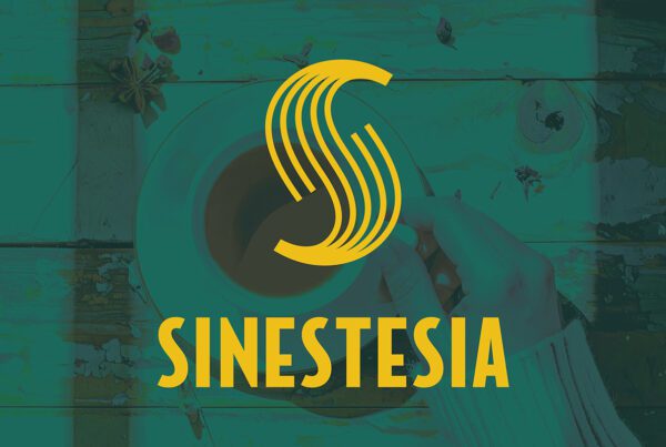 Immagine cover per la brand identity di Sinestesia: una mano tiene una tazza di tè, logo sovrapposto.